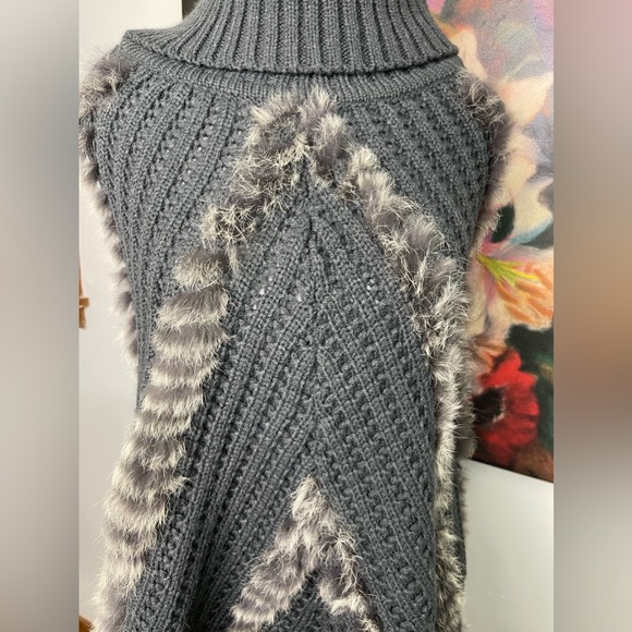 Miss83 Dark Gray Turtle Neck Poncho fringe Hem Rabbit Fur Trim OS Mob Wife Fall - Picture 5 of 5